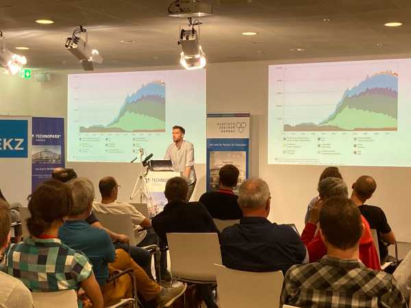 Marius Schwarz presenting at Energy Data Hackdays