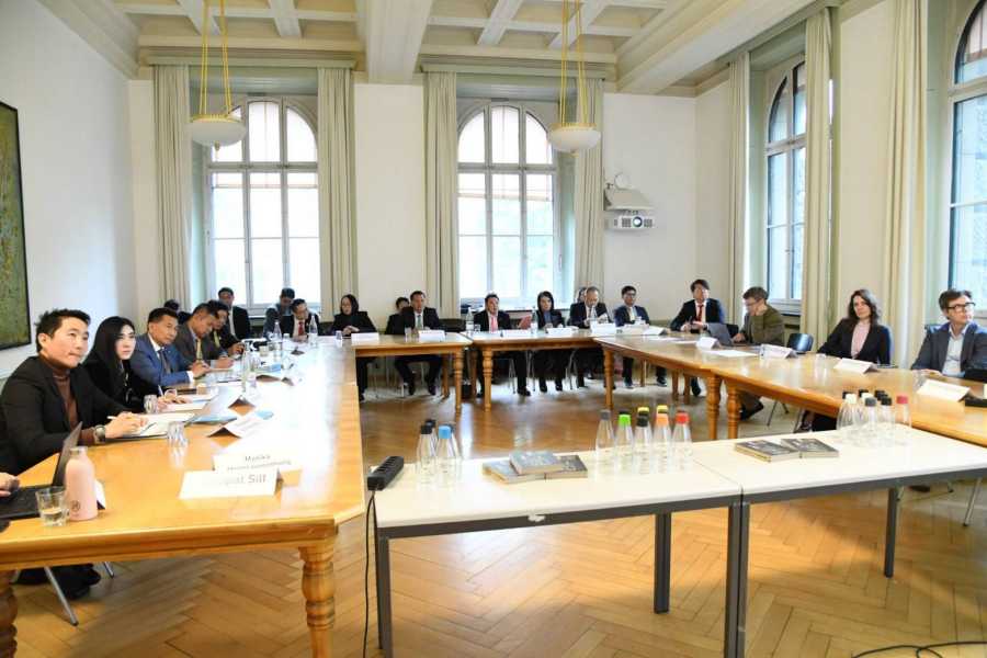 thai delegation watches presentation